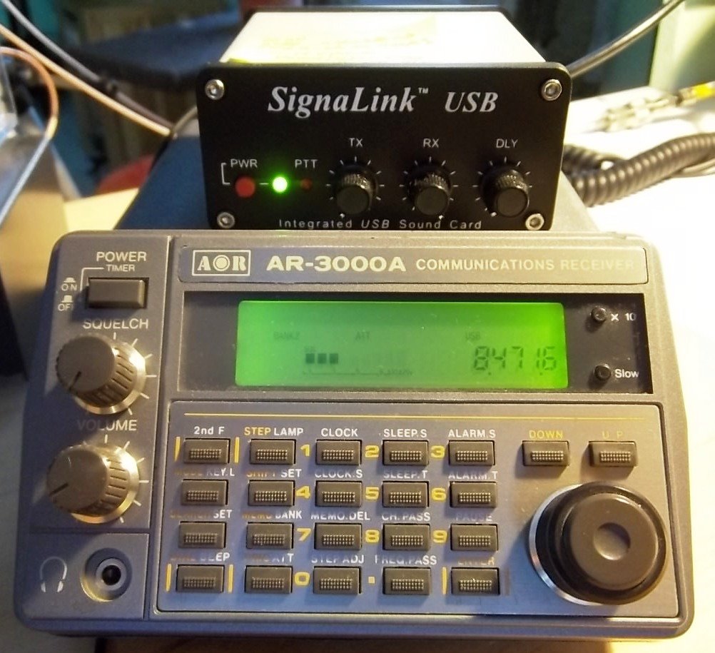 SW table de jeu de radio pour WLO;  SignaLink USB Radio liens à l'ordinateur pour le décodage.