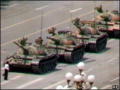 Tiananmen Square_man_blocks_tank_238