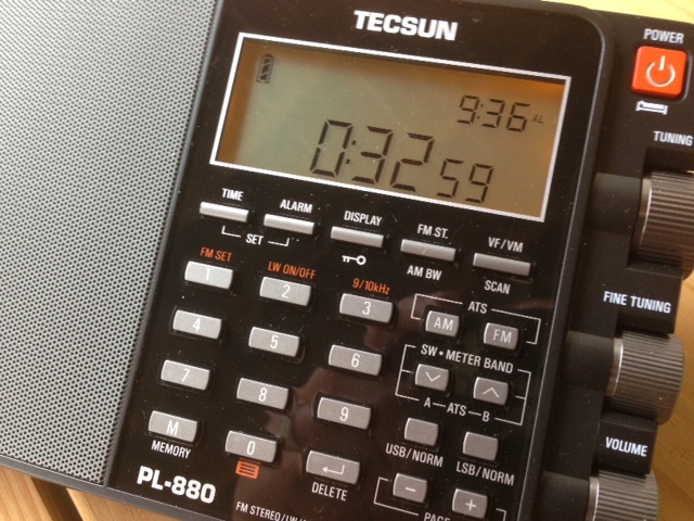 Tecsun PL-880 clock display showing seconds