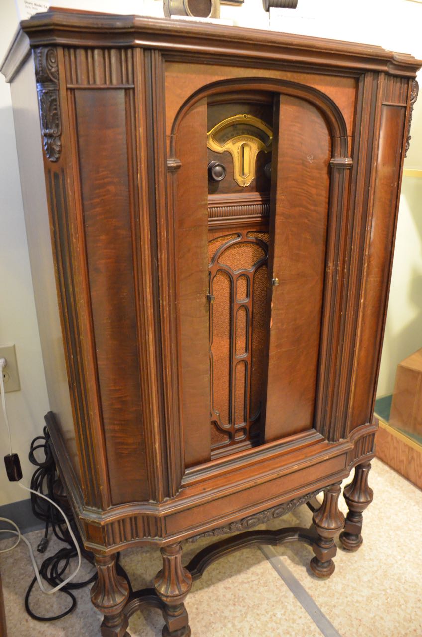 Can anyonr tell me about this atwater radio cabinet i bought? I thought it  was pretty, but cant find anything like it : r/Antiques