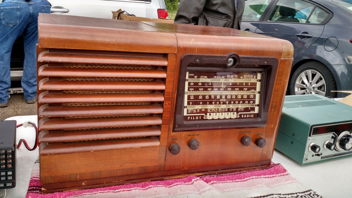 Photos from the 2015 Dayton Hamvention Flea Market | The SWLing Post