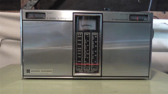Very early National portable with twin speakers, broadcast [band] and [shortwave. Works very well.