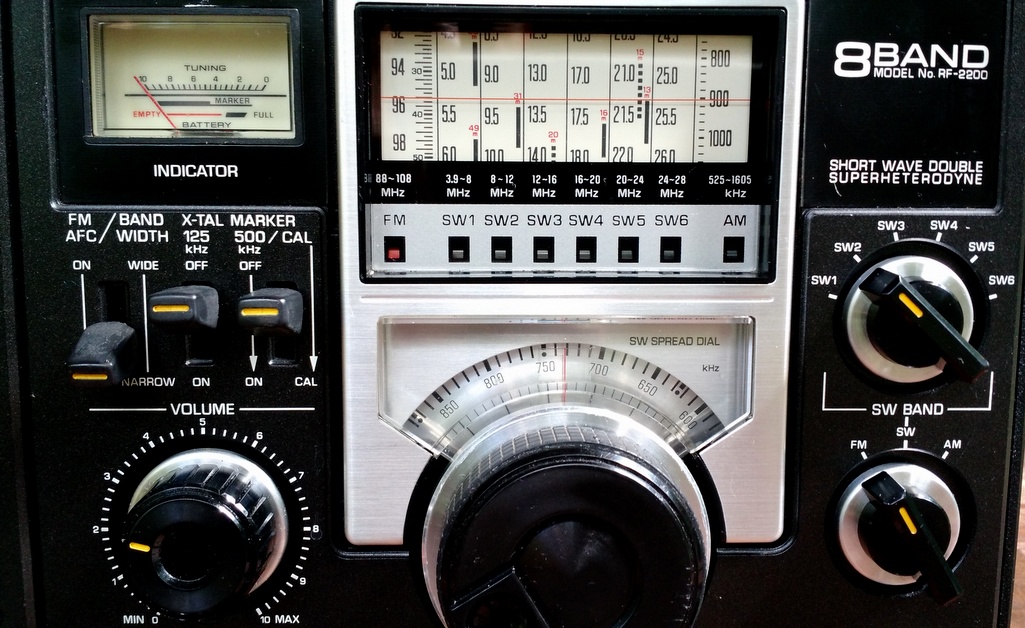 Classic Panasonic RF-2200 AM FM Shortwave Portable Radio Review 