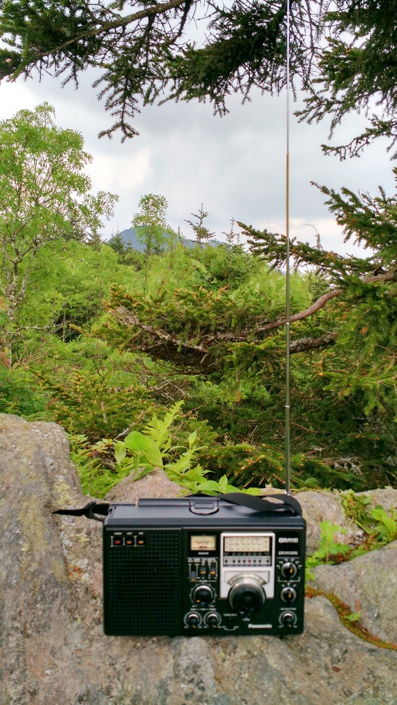 Classic Panasonic RF-2200 AM FM Shortwave Portable Radio Review 