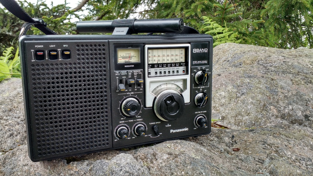 Classic Panasonic RF-2200 AM FM Shortwave Portable Radio Review