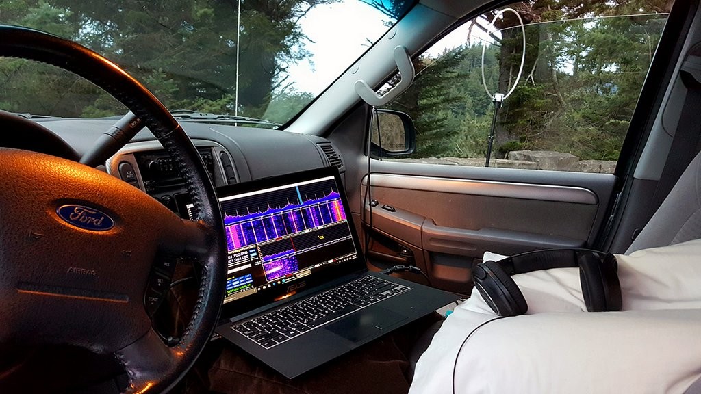 My laptop running HDSDR software in my SUV; the receiver is an Elad FDM-S2. (Photo: Guy Atkins)