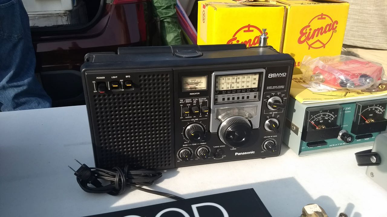 Classic Panasonic RF-2200 AM FM Shortwave Portable Radio Review 