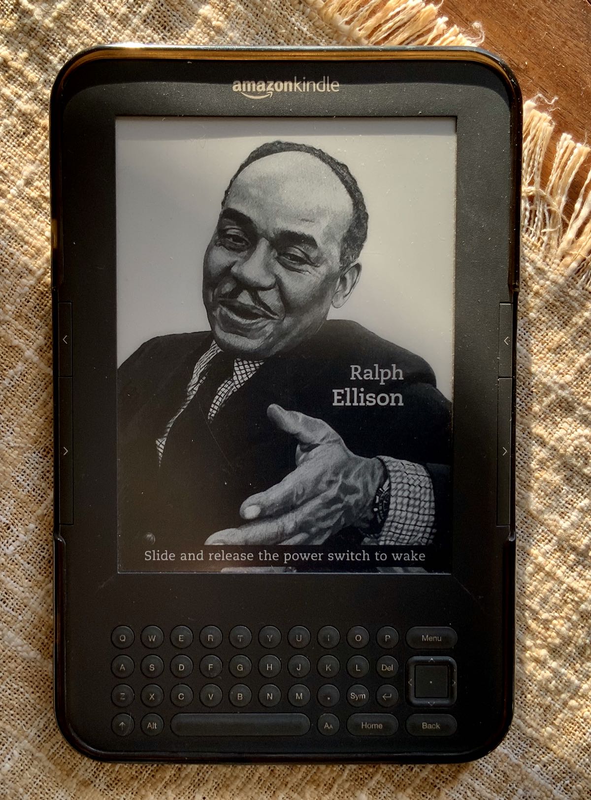 Kindle DX, Free 3G, 9.7 E Ink Display, 3G Works Globally