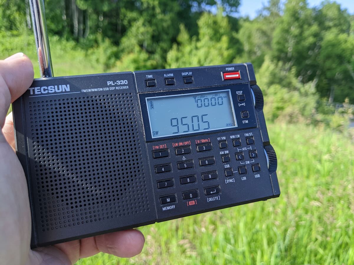 XHDATA 2022 New Portable Solar Retro Radio FM AM SW Global