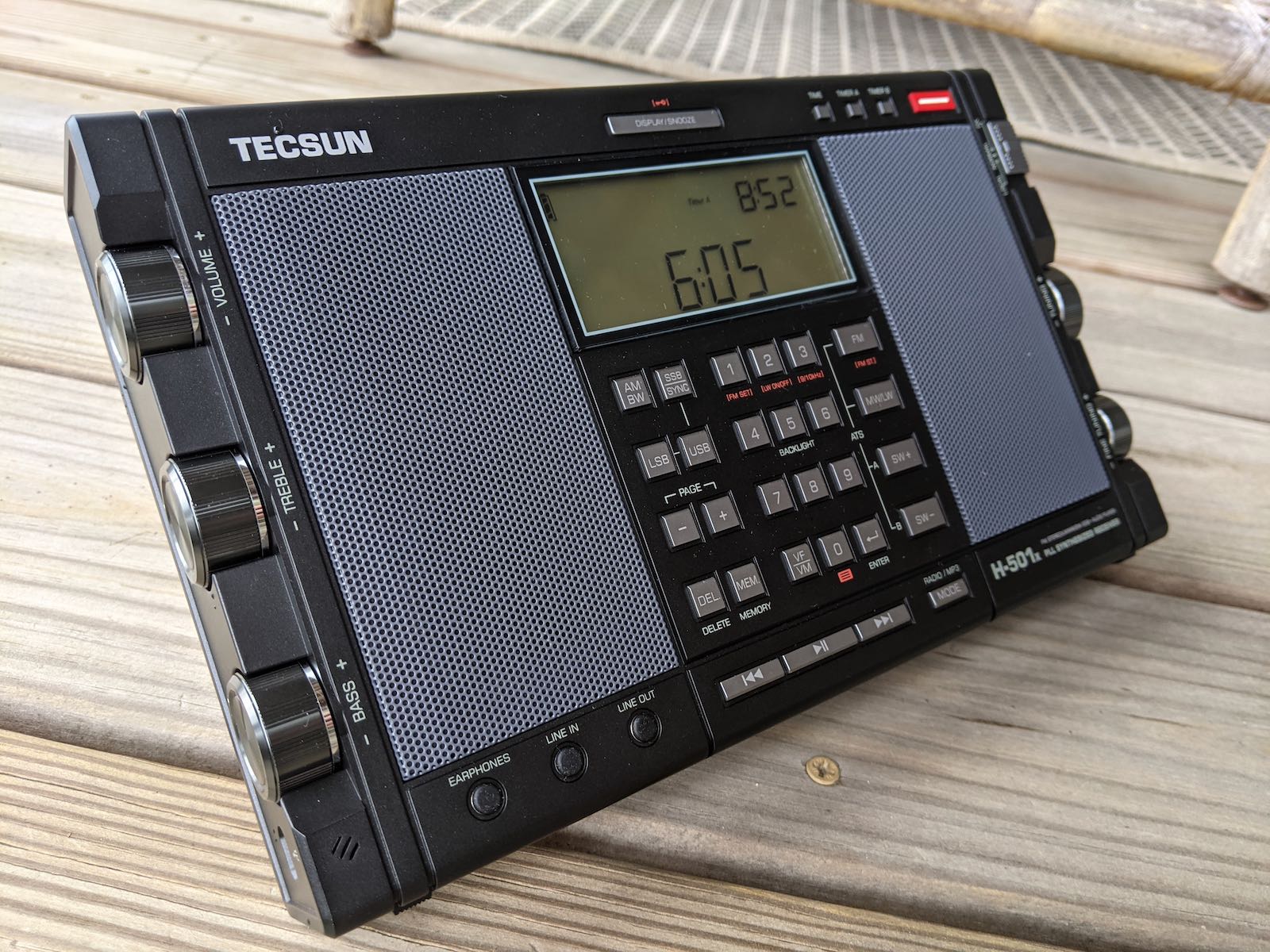 A review of the Tecsun H-501x portable shortwave radio receiver 
